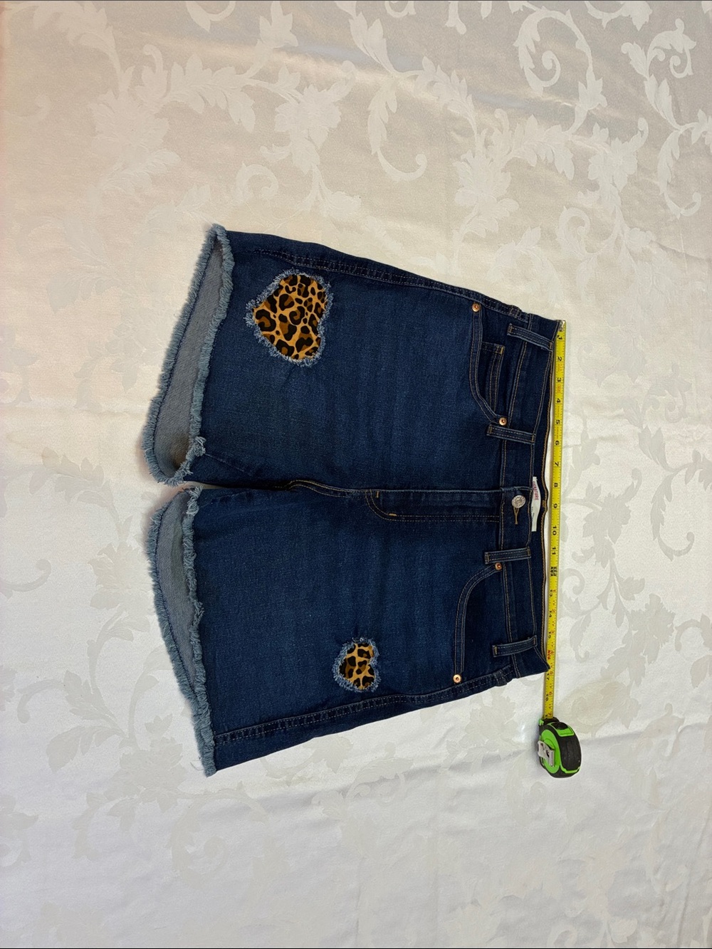 Women’s Designer Levi Jean Shorts w/ Hand-sewn Leopard Patched Hearts, Size 14 - Picture 6 of 9